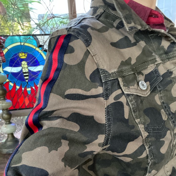 I&M Premium jeans, camo jacket with side stripes in navy and red. Size Medium - Picture 2 of 14